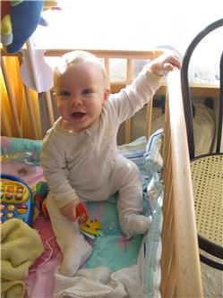 Mein Name ist Lukas und ich hab viel Spass in meinem schönen Laufgitter. IMG_2866.jpg