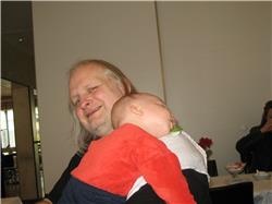 ... aber das ist ganz schön anstrengend. Da kann ich auch denn Nuggi nicht mehr halten. Das ist ja wohl verständlich, oder? IMG_2893.jpg