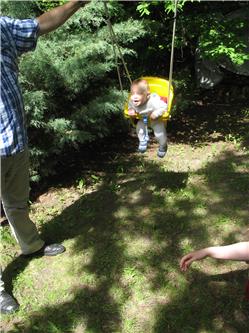 Irgendwie sieht der in der Schaukel unserem Lukas ähnlich, ... aber ... irgendwie auch nicht. IMG_2899.jpg