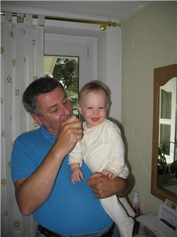 Der Opa ist schon lustig. Warum ist der nicht immer da? IMG_2985.jpg