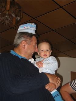 Der Opa macht wieder Sachen. Meine Kappe passt dem doch nicht. Warum weiss der das nicht? IMG_2992.jpg