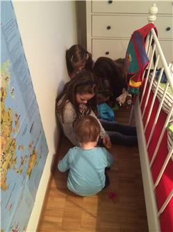 Mit den Mädels zu spielen macht richtig Spass. Die haben so schöne Spielsachen. IMG_0188.jpg