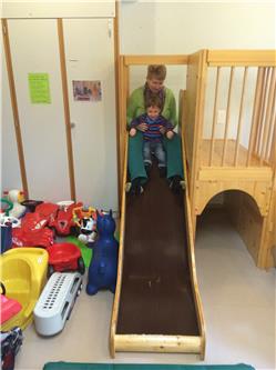 Mit Oma in der Krabbel-Gruppe IMG_0199.jpg