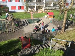 Hier sind einfach viel zu viele Leute auf meinem Spielplatz. Ich bin übrigens das kleine in der Bildmitte! IMG_0279.jpg