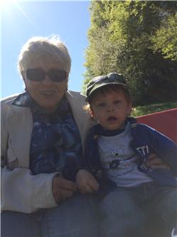 Juhuuu, Oma ist hier. aber was macht denn Mama da? Die kann doch jetzt kein Foto schiessen! IMG_0327.jpg