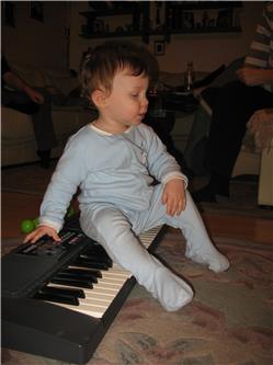 So! Jetzt ist erst mal genug. Schliesslich sollte ich schon seit drei Stunden im Bett sein. Aber diese Erwachsenen schleppen einfach so ein Ding daher. Das muss ich mir doch erst mal anschauen! IMG_3500.jpg