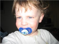 Psssst! Alle schlafen noch. Ich will die Zeit nutzen um mal ein Selfie zu machen. Einfach so - ungeschminkt und mit Nuckel. IMG_3593.jpg