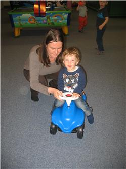 Mama und Papa sind mit mir ins Kinderzänti gefahren. Das ist ein Indoor Spielplatz in Volketswil. Weil heute der erste Mai ist und es draussen in strömen regnet. IMG_3597.jpg