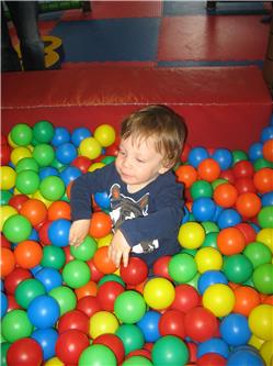 Hier muss ich mich erst einmal zurechtfinden. Wer hat denn all diese Bälle hier herein gelegt? IMG_3600.jpg