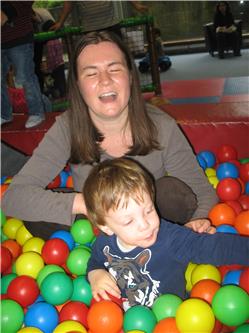 Hehehehehe, Mama ist auch im Bad gefangen. Da bin ich nicht so alleine! IMG_3609.jpg