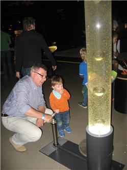 Huiiiiii, hoffentlich macht Opa nichts kaputt. Das geht bestimmt nicht gut. IMG_3643.jpg