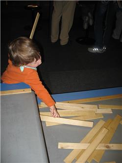 So, aufgeräumt. Das war ja vielleicht eine Schweinerei. Überall kreuz und quer liegen diese Latten rum. IMG_3645.jpg