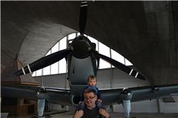 Na, wenigstens Opa hat Spass. Ich bin grad ein bisschen überfordert. Wer hat den all diese Flugzeuge hier rein gestellt? IMG_4206.jpg