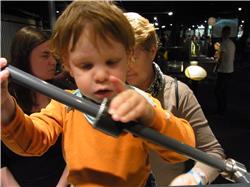 Aber, wie funktioniert das denn? Hmmm, vielleicht mal Papa fragen - oder besser Oma? Oder Mama? Opi ist auch wieder nicht hier, wenn man ihn braucht! RIMG0090.jpg