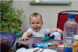 Das ist ein tolles Stühlchen. Ich glaub das kommt von Gotte Margot. IMG_1458.jpg