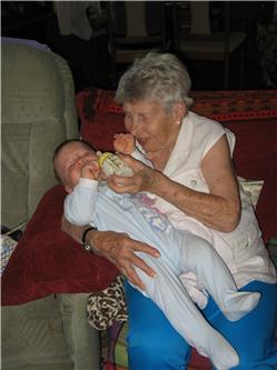 Nee, nee. Jetzt will ich ganz sicher nicht trinken. Das kannst Du schön selber trinken, oder dem Papa geben, der ja unbedingt gemeint hat, ich wolle jetzt trinken - der hat wieder mal keine Ahnung. IMG_3117.jpg