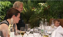 Heute sind wir am Geburtstag von der Oma Rosa. Dazu sind wir in den Roten Kamm gefahren, da gibt es ein leckeres Mittagessen. Wir warten schon alle gespannt. DSC08951.jpg