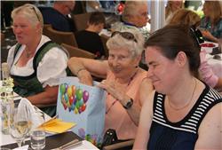 Die Oma Rosa hat auch ganz viel zum Geburtstag bekommen. Das freut mich sehr. Die Frau neben Oma ist übrigens die Evelin. Ausserdem war noch die Margot dabei, die fotografiert aber und ist deshalb nicht mit auf dem Bild drauf. DSC08961.jpg