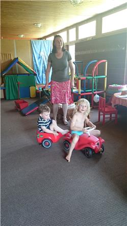 Das ist die Siria. Die Siria ist eine Freundin. Ich frage mich nur, ob sie denn die Fahrerlaunis hat für dieses Höllengefährt. DSC_0020.jpg