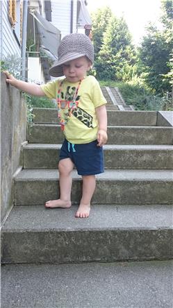 Wir gehen raus. Zum Glück habe ich meinen Sommerhut auf. DSC_8594.jpg