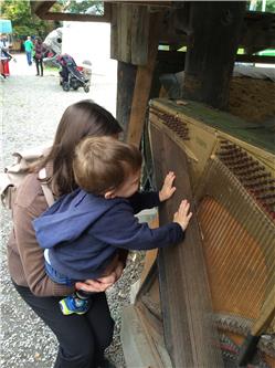 Danach habe ich mit einer Harfe gespielt. Das war vielleicht eine Symphonie. Eine Frau neben uns hat allerdings was von Kakophonie erzählt. Aber Papa hat gesagt, das sein ne moderne Symphonie. Papa hat bestimmt recht. IMG_0504.jpg