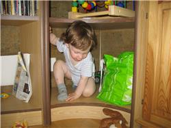 In der kleinsten Hütte ist platz. Hier verstecke ich mich erst mal vor Papa. Diese Hütte ist so klein, dass ich sogar rückwärts rein muss. Aber ich glaub' Papa hat mich schon gefunden auch wenn er die ganze Zeit ruft, dass er nicht weiss wo ich bin. Ich glaube Papa lügt! IMG_3654.jpg