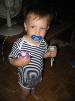 Ich hab mal ein paar Nuggis gesammelt. Die liegen hier ja zu tausenden rum. Aber ich schaff Ordnung. Einen muss ich sogar im Mund transportieren, da ich in den Händen keinen Platz mehr habe. IMG_3672.jpg