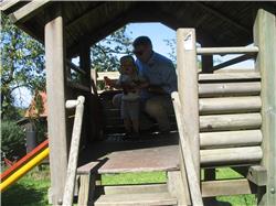Opa ist mit auf dem Spielplatz. Er hat zwar gemeint, das sei wohl nicht für ihn erbaut - aber was solls! IMG_3684.jpg