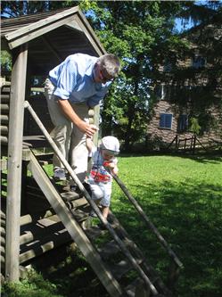 Ich bring Opa mal hier raus. Der scheint sich nicht so wohl zu fühlen. Ich muss ihn sogar an die Hand nehmen. IMG_3687.jpg