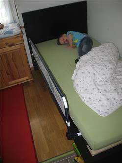 Sieht mal mein neues Bett! Das ist gross! IMG_3705.jpg