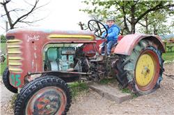 Der Traktor fährt zwar nicht, aber es ist schon aufregend, hier zu sitzen und am Steuerrad herumzudrehen. IMG_4267.jpg
