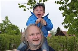 Guckt mal. Gleich zieh ich dem Papa die Haare lang. Das wird lustig. Ich freue mich schon. IMG_4280.jpg