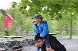 Onkel Marcus macht immer so verrückte Sachen. Jetzt rennt er mit mir unter dem Baum durch, so dass die Blätter in mein Gesicht klatschen. Das macht unerwartet viel Spass. Ich muss aber immer ausweichen. IMG_4290.jpg