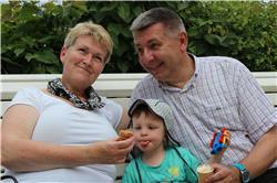 Schnell, die schauen grad ein bisschen komisch drein, vielleicht kann ich noch ein bisschen Eis ergattern. Ach die Erwachsenen sind doch soooo einfach zu manipulieren. IMG_4333.jpg