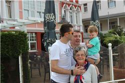 Guckt mal! Onkel Marcus betatscht Tante Ruth. Und ich hab's gesehen! IMG_4432.jpg