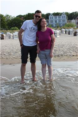 Onkel Marcus hat schon mal die Mama in den Arm genommen, Das ist schön. IMG_4471.jpg