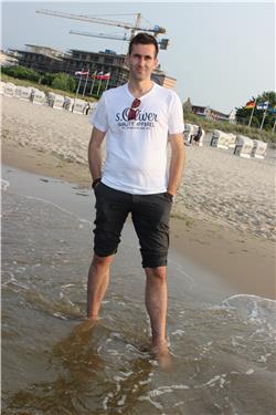 Onkel Marcus post hier herum - hat Papa und Opa gesagt. Ich habe keine Ahnung was "posen" bedeutet! IMG_4498.jpg