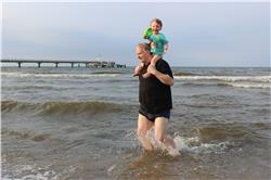 Na gut hat Papa die Füsse im Wasser. Mir ist das zu kalt. IMG_4513.jpg