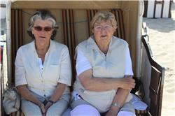 Das ist die OmiOmi und die Tante Ruth. Die beiden haben heute eine ganz lange Wanderung zu Fuss gemacht. IMG_4645.jpg