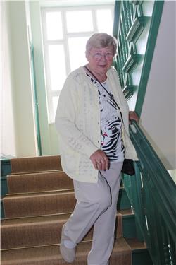 Das ist die OmiOmi beim Treppensteigen. Hier kommt sie grad von unserer Dachwohnung runter und freut sich, dass es endlich los geht. IMG_4687.jpg