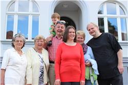 Wir machen nämlich Gruppenfoto. Guckt mal den schönen Pullover den die Mama anhat. Da war ich nicht dabei als sie den gekauft hat. Ich hatte da grad eine Verabredung mit Opa zum Sandburgen bauen. IMG_4693.jpg