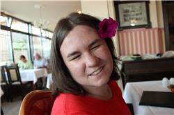 Guckt mal, die Mama hat vom Onkel Marcus eine Blume bekommen und Papa hat gleich mal ein Foto gemacht. IMG_4700.jpg