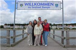 Heute ist es etwas kühler. Das hält uns aber nicht davon ab uns auf die Seebrücke zu begeben und uns dem Gruppen Fotografen zu stellen IMG_4739.jpg