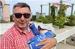 Ich bin auch mal müde! Ich kann ja nicht die ganze Zeit auf alle aufpassen. Da bin ich kurzerhand auf den Schultern von Papa eingeschlafen und dann irgendwie zu Opa disloziert. IMG_4800.jpg