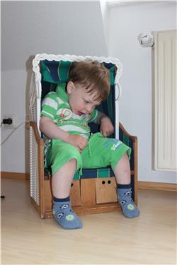 Jetzt nehme ich endlich mal meinen Strandkorb in Besitz. Ganz schön eng hier. Aber wie sagt man so schön? Trautes Heim mir allein - oder so. IMG_4809.jpg