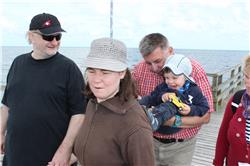 Opa zeigt mir grad was Lustiges. Ich kann Mama schubsen. Das macht Spass sage ich euch. IMG_4872.jpg