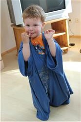 Das ist Opas Schlaf T-Shirt. Das ist ja ein riesen Ding! IMG_5033.jpg