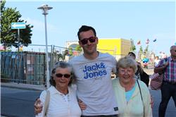 Endlich hat es Onkel Marcus auch mal auf ein Gruppenfoto geschafft. IMG_5178.jpg