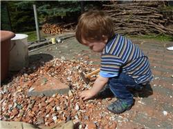 Opa hat mich zu Onkel Andreas mit genommen. Hier darf ich Steine klopfen. Opa hat irgendwas von Kinderarbeit gemurmelt und dass das wohl früher in den Strafkolonien gemacht werden musste. Aber ich mach einfach mal. Nicht dass die sich dann noch umentscheiden. RIMG0020_1.jpg