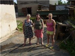 Wie Ihr seht bin ich schon wieder in Deutschland bei Omi und Opi. Heute besuchen wir die Sofie auf dem Reiterhof. Da dürfen wir die Tiere sehen. RIMG0041.jpg